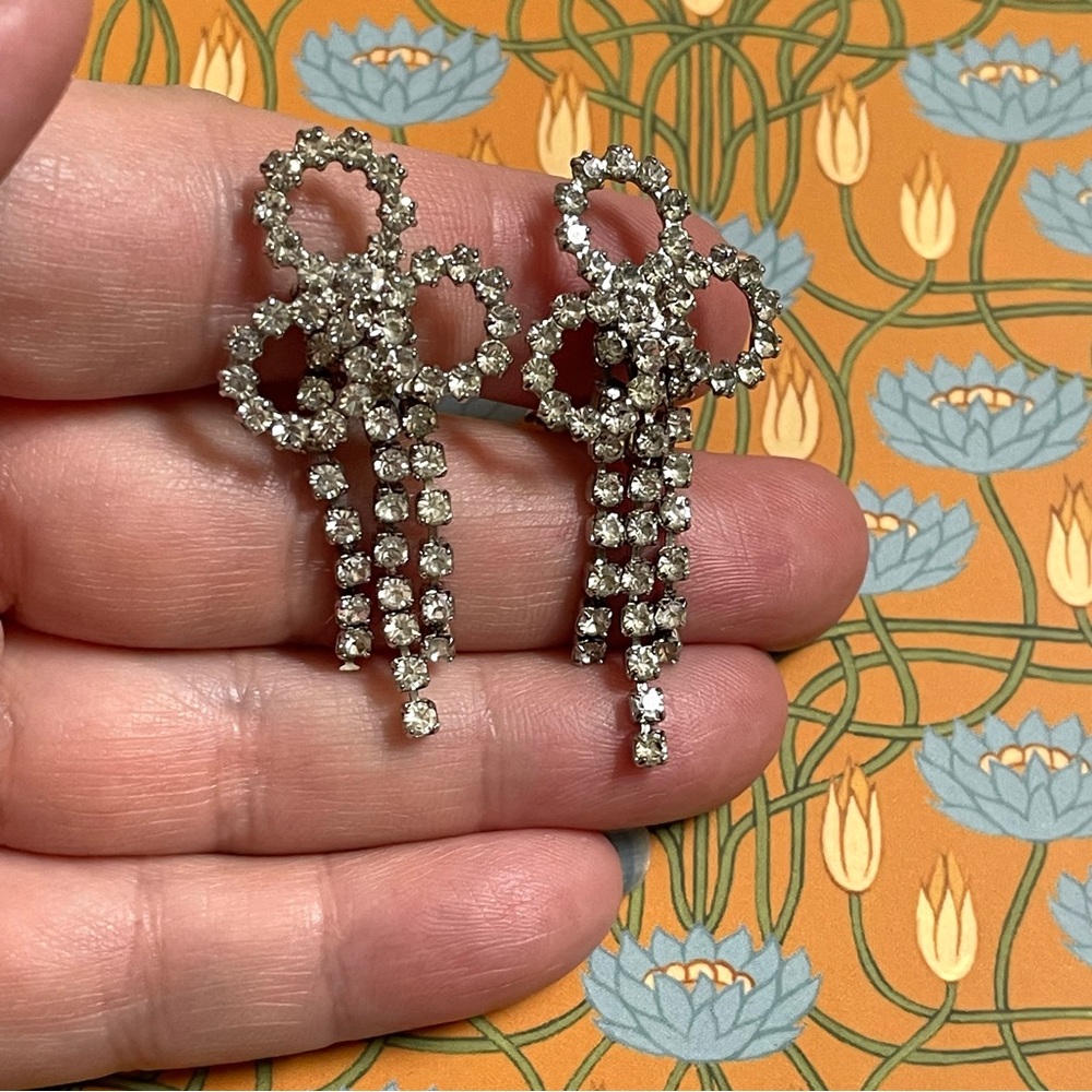 Vintage rhinestone trefoil and triple strand clip earrings - Picture 9 of 10